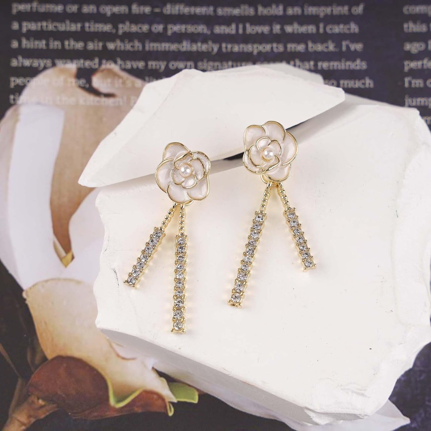 Vintage Crystal Flower Drop Earrings Pearl Camellia Earrings White Camellia Stud Earring Gold Linear Rhinestone Earring Jewelry for Women
